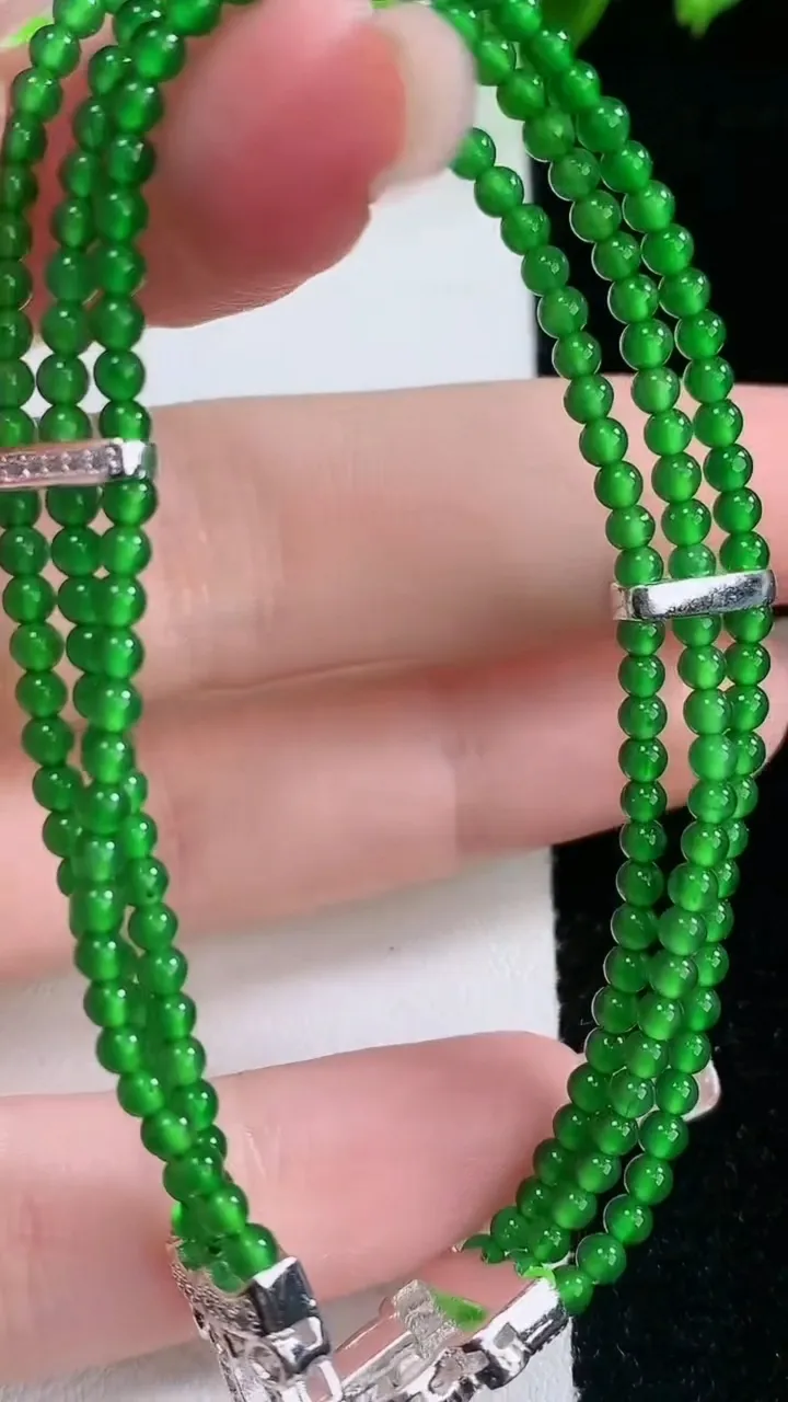 天然A货翡翠小米珠三排手串，尺寸2.4，重量:9.17g2月5日
工厂直销收藏佳品,种好水足，色泽均