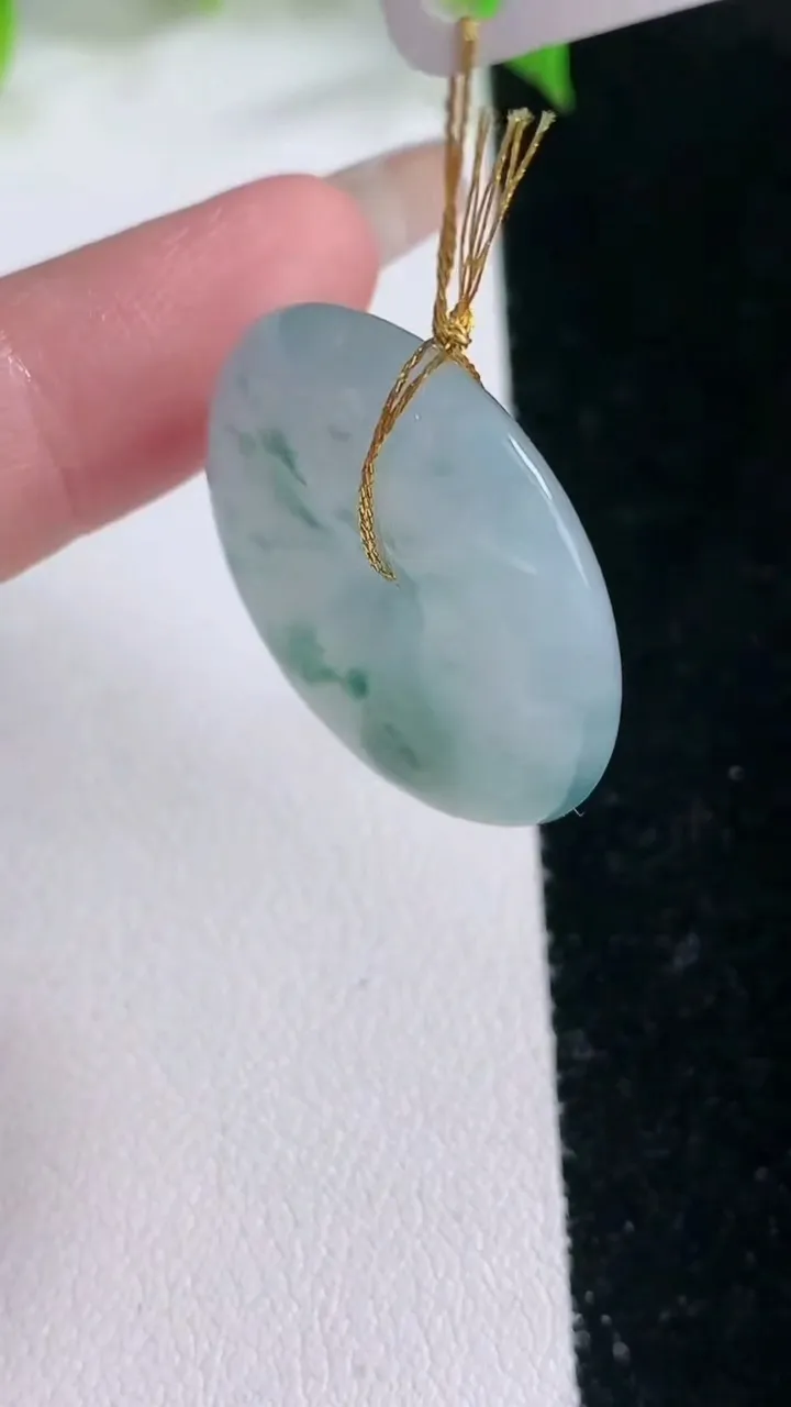 天然A货翡翠冰种飘花平安扣吊坠，尺寸26.2-5.7，重量:8.39g
2月5日