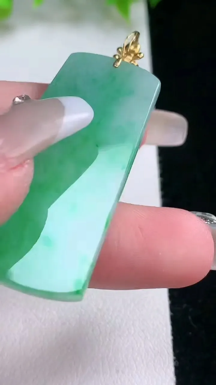 天然A货翡翠无事牌吊坠，尺寸43.3-23.5-3.5，重量:10.69g
2月5日