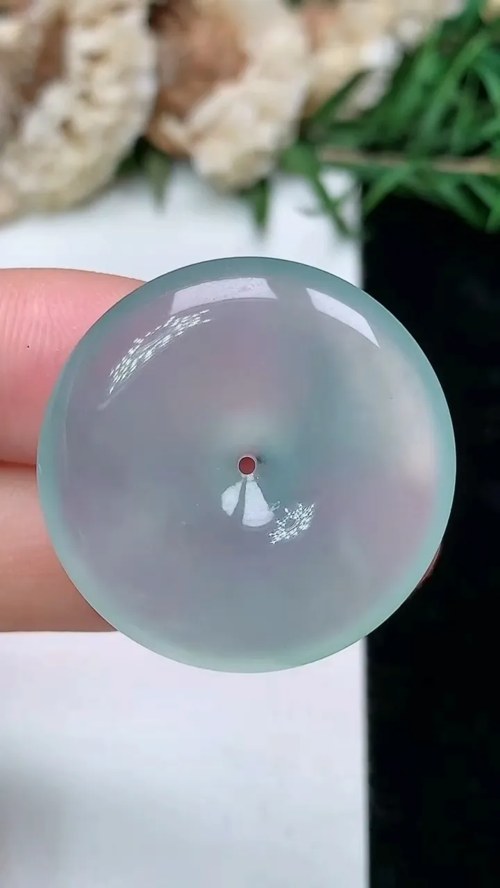 天然A货翡翠平安扣吊坠，尺寸27-5.5，重量:8.01g
2月5日