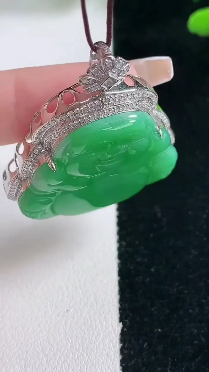 天然A货翡翠佛公吊坠，尺寸43.7-36.5-9.7，裸石29.5-33.4重量:14.36g
2月5日