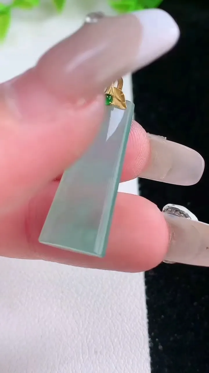 天然A货翡翠无事牌吊坠，尺寸25.2-11-4，重量:2.93g
2月5日