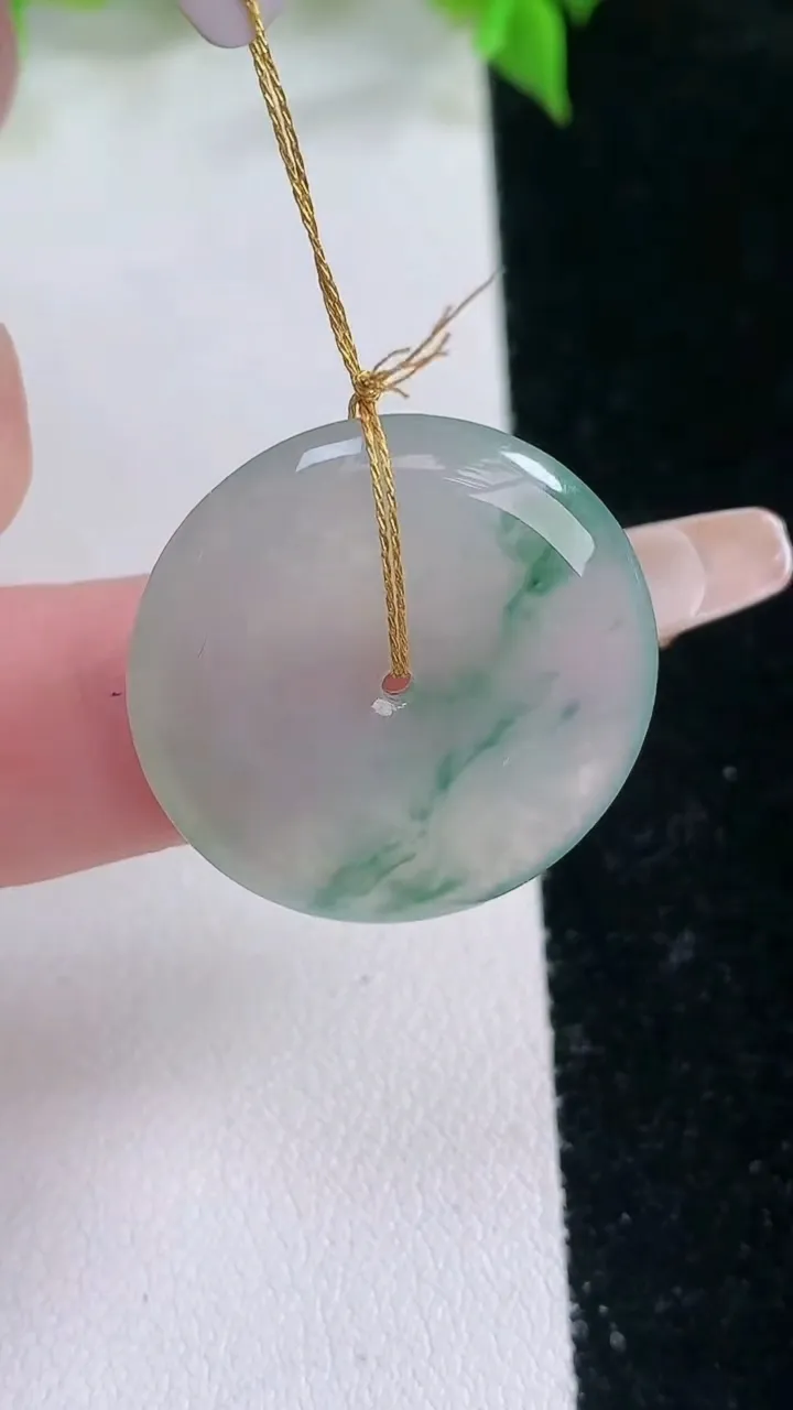 天然A货翡翠冰种飘花平安扣吊坠，尺寸24.7-4.5，重量:6.74g
2月5日