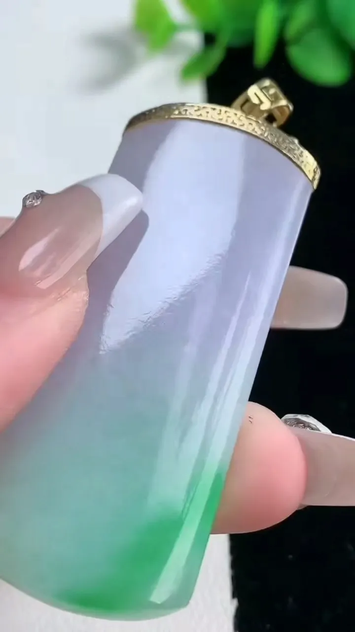 天然A货翡翠无事牌吊坠，尺寸56.2-24.5-6.4，重量:24.98g
2月5日