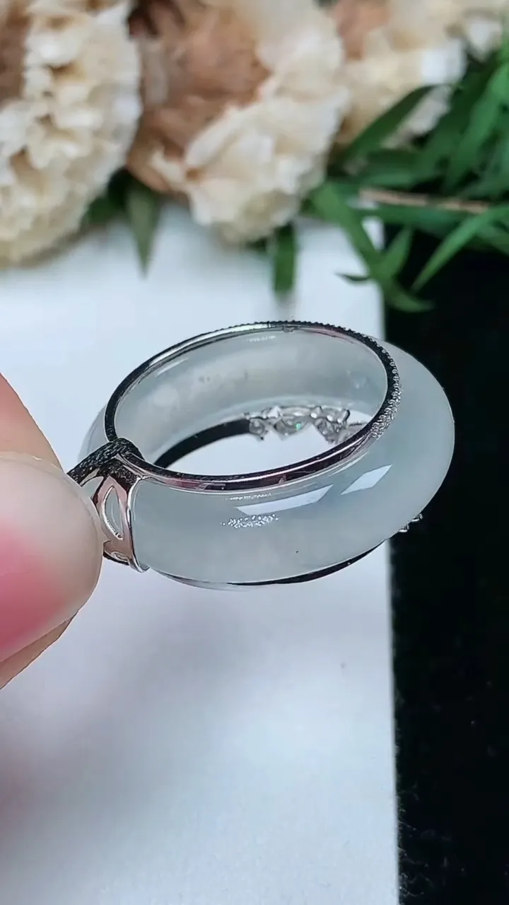 天然A货翡翠白冰指环戒指，尺寸17.7-6-3.8，重量:6.40g2026年2月5日
工厂直销收藏佳品,种好水足，色泽均匀，有种有色，上手高大气！