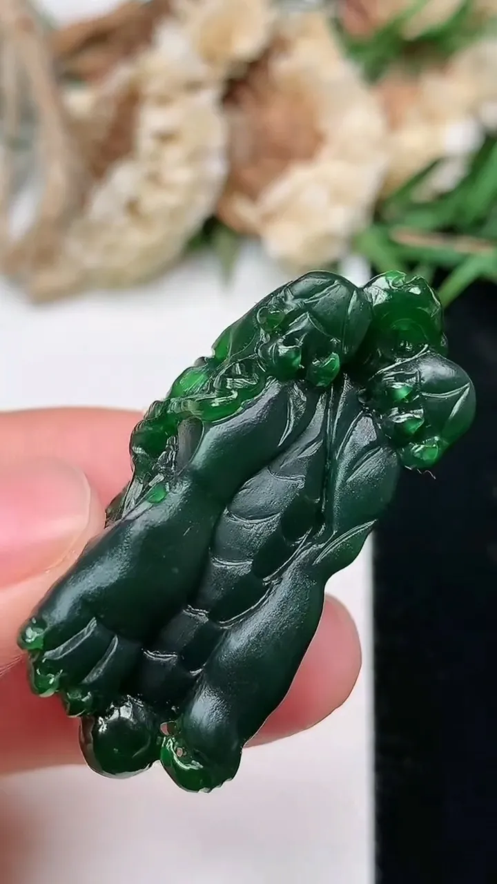 天然A货翡翠貔貅吊坠，尺寸37.6-14.5-14，重量:14.95g
2月5日