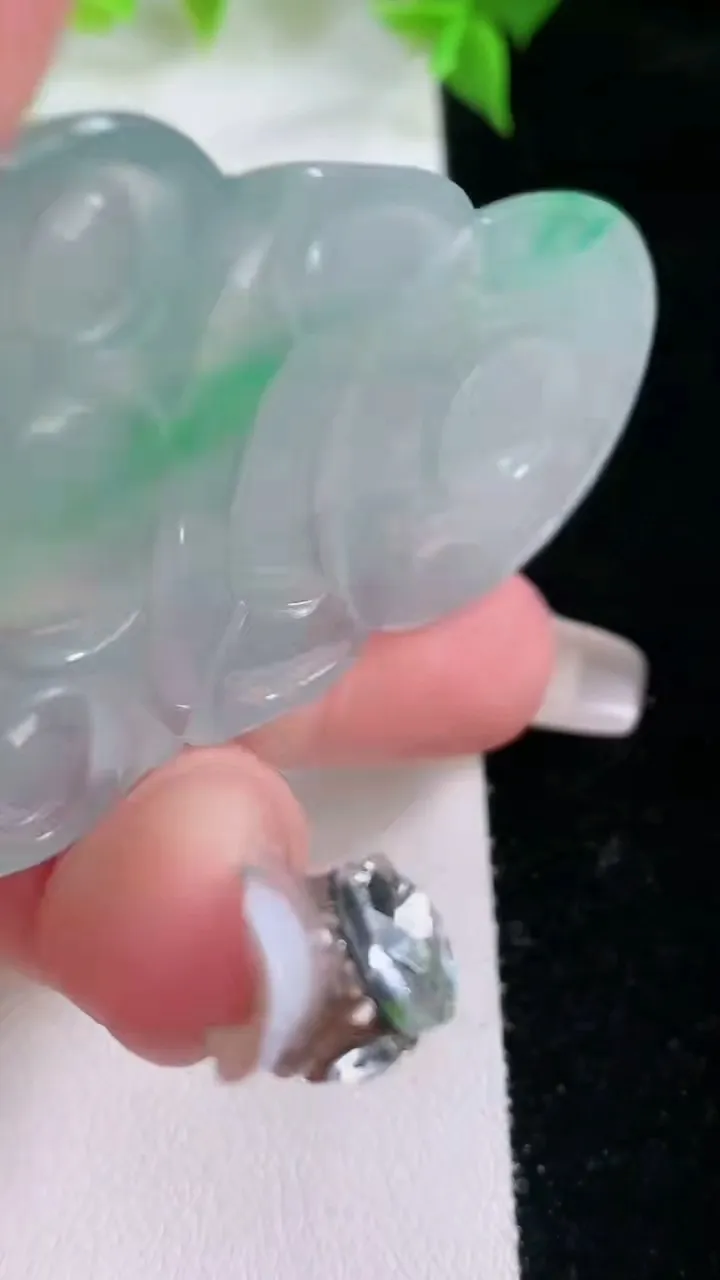 天然A货翡翠观音菩萨吊坠，尺寸60.6-35.4-6，重量:21.10g
2月5日