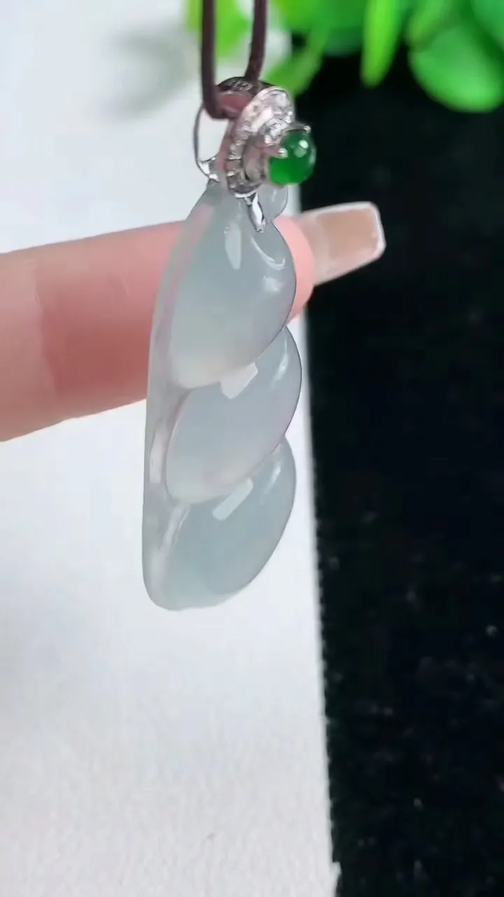 天然A货翡翠种白冰福豆吊坠，尺寸40.5-17.8-5.8，重量:7.74g
2月5日