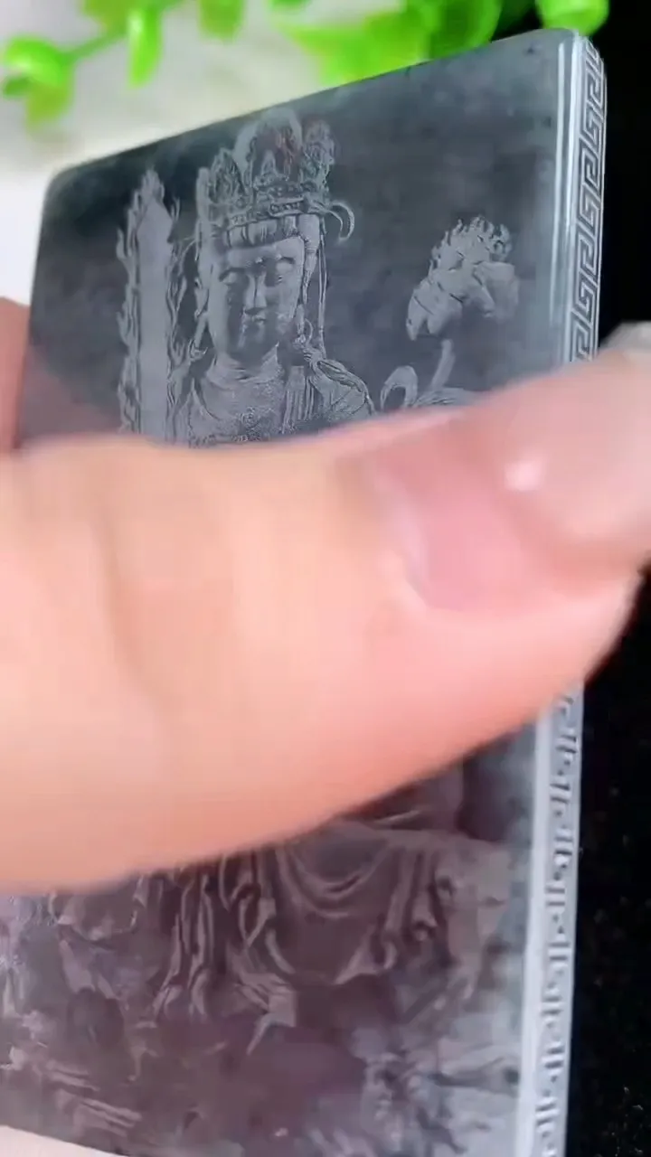 天然A货翡翠墨翠虚空藏菩萨吊坠，尺寸67.4-42.8-5.6，重量:55.51g
2月5日