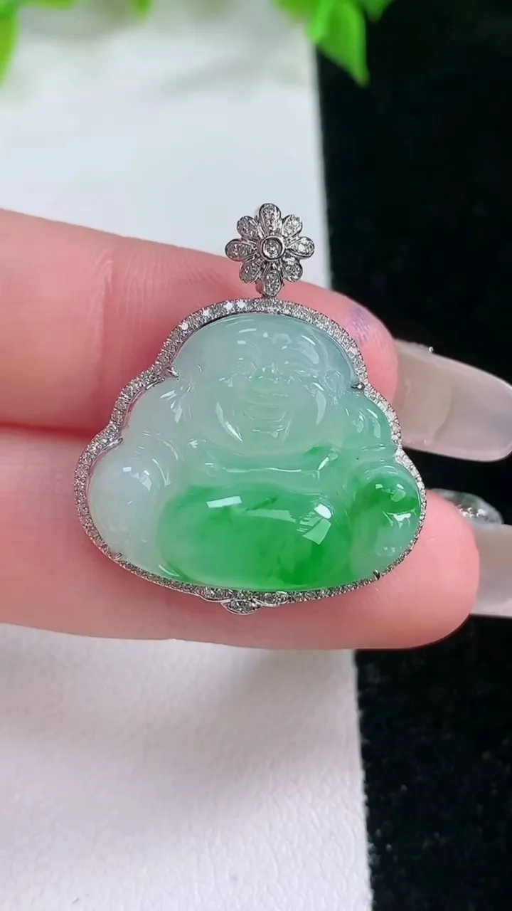 天然A货翡翠佛公吊坠，尺寸29.4-25.5-7.3，裸石19.3-23重量:5.54g
2月5日