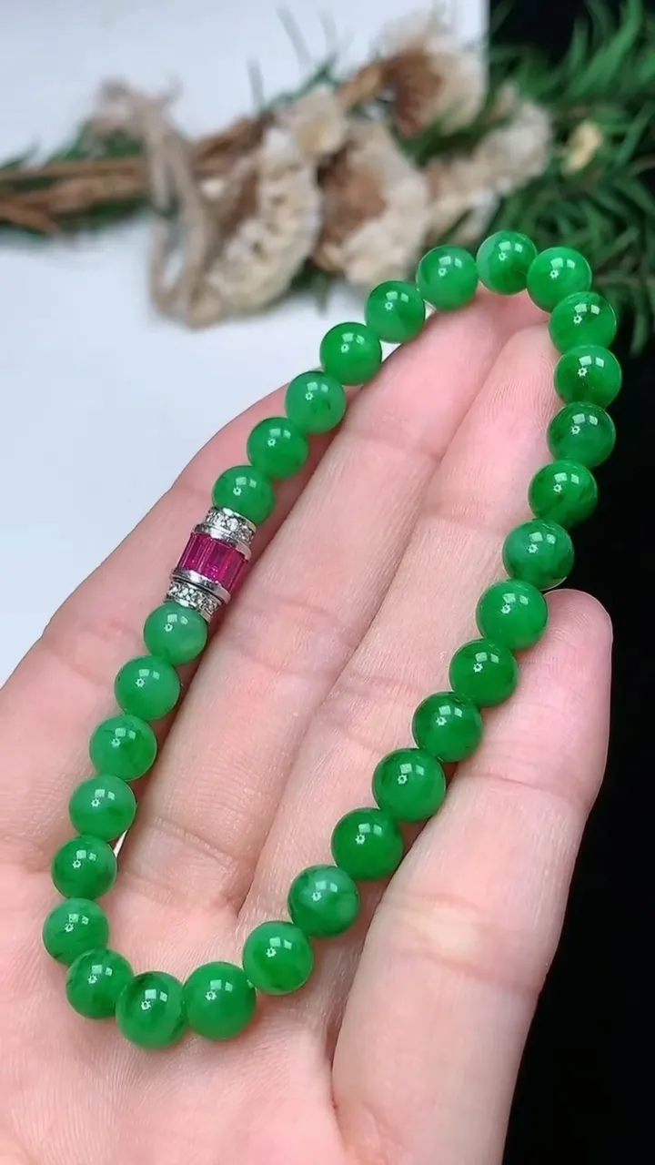 天然A货翡翠圆珠手串，尺寸6-29颗，重量:12.14g2月5日
工厂直销收藏佳品,种好水足，色泽均匀，有种有色，上手高大气！