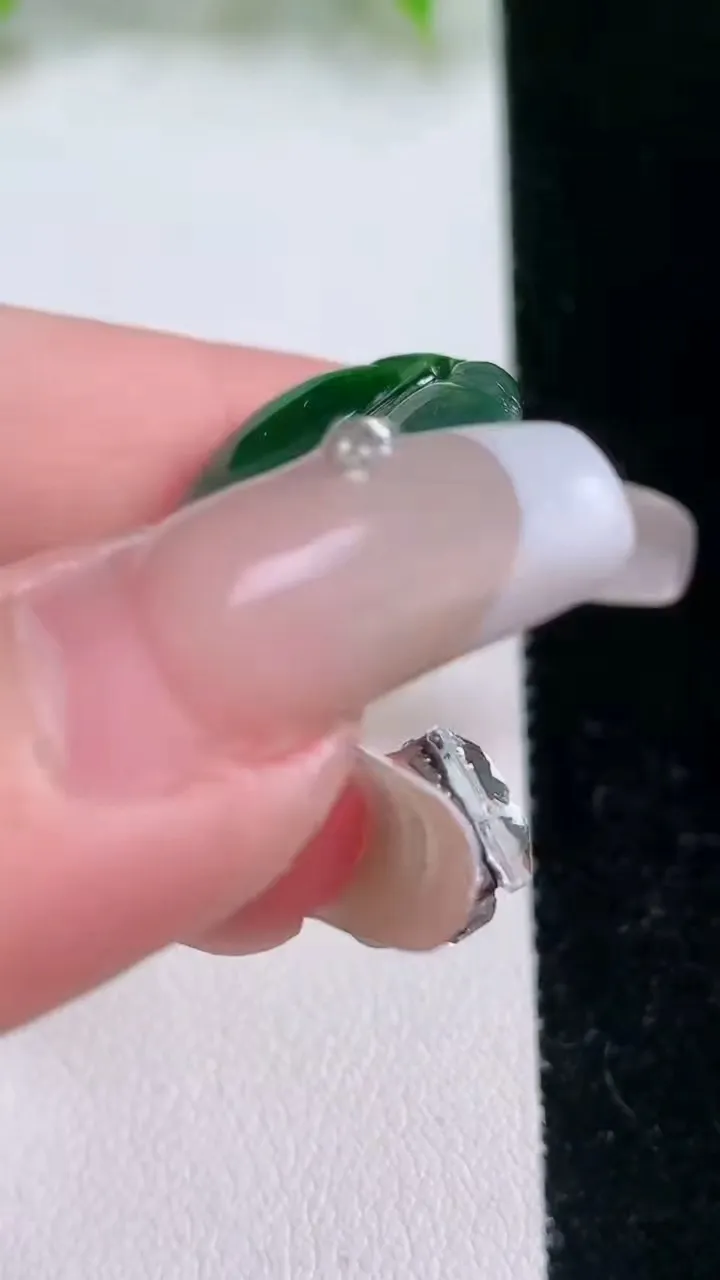 天然A货翡翠蓝水金枝玉叶 叶子吊坠，尺寸37-22-3.5，重量:5.92g
2月5日