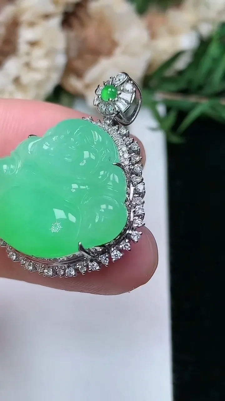 天然A货翡翠佛公吊坠，尺寸30.2-26.6-9.8，裸石19.4-23.3，重量:7.30g
2月5日