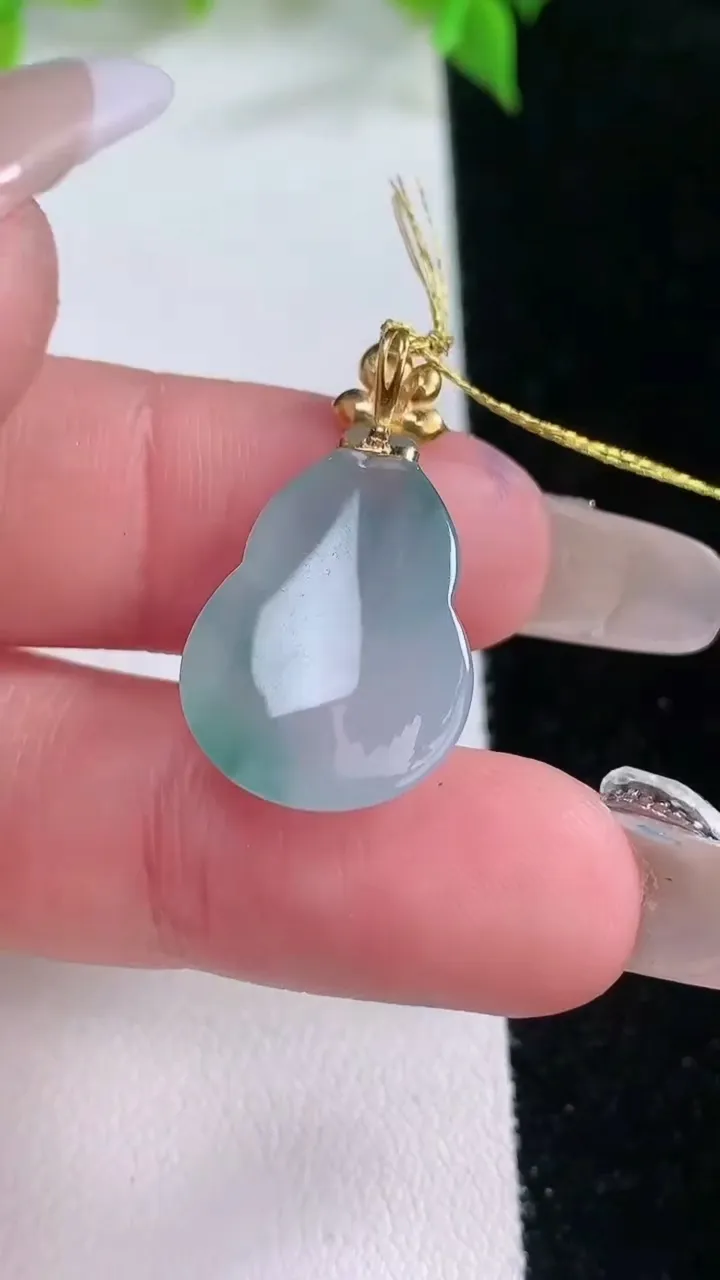 天然A货翡翠种飘花葫芦吊坠，尺寸19-14-5.7，重量:3.02g
2月5日