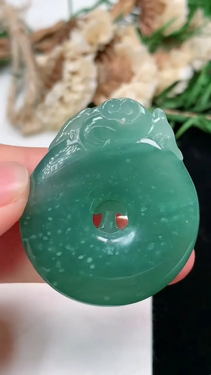 天然A货翡翠蓝水龙牌吊坠，尺寸38.3-32.9-8.2，重量:19.34g
2月5日