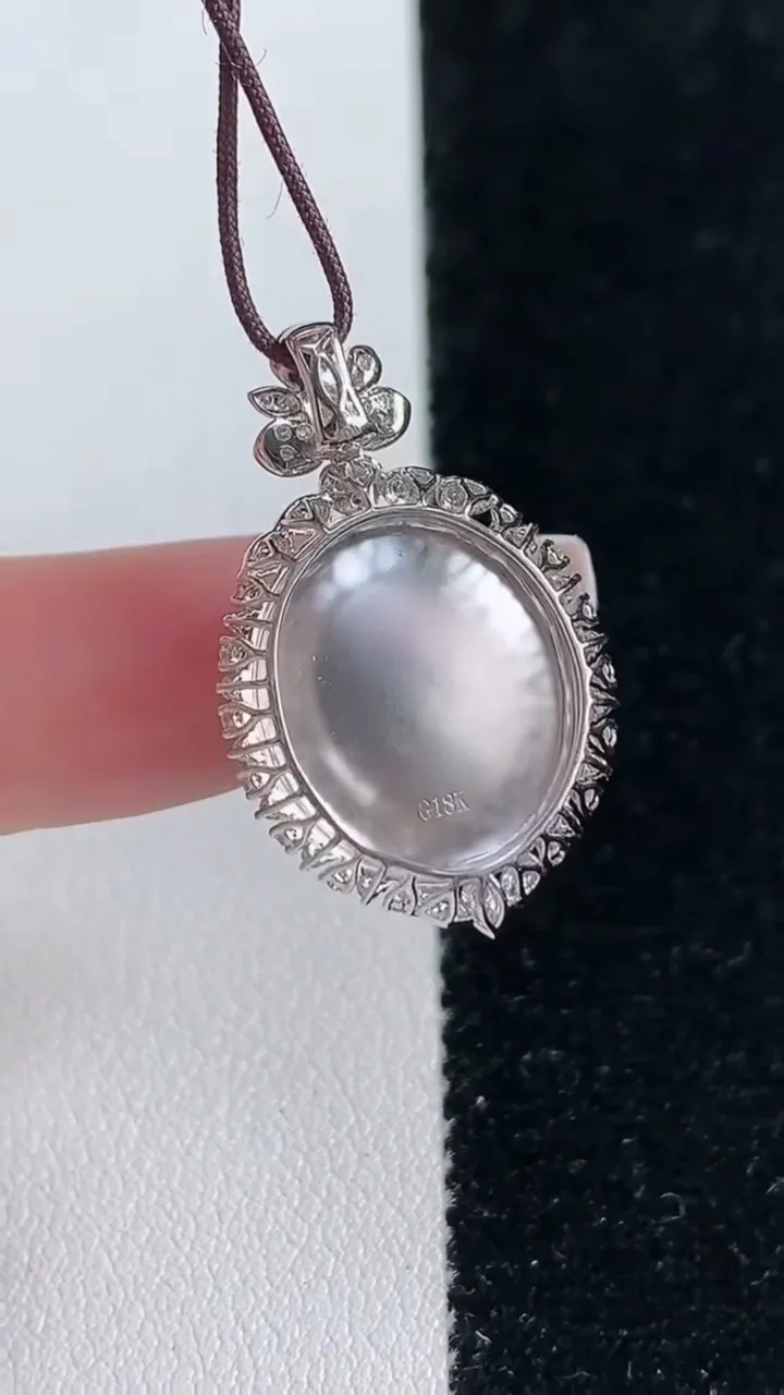 天然A货翡翠蛋面吊坠，尺寸27.4-17.7-8.8，裸石16-14.3重量:4.78g
2月5日