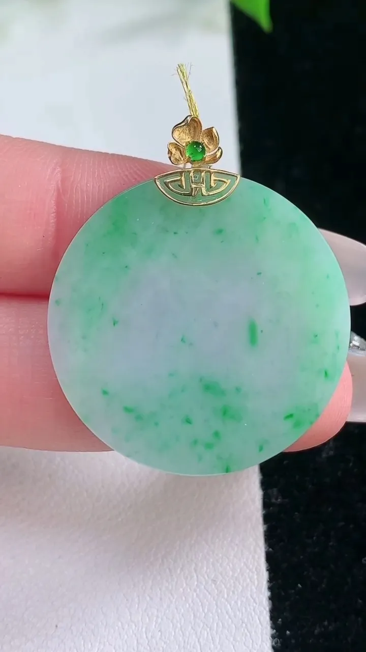 天然A货翡翠无事牌吊坠，尺寸28.4-2.6，重量:6.78g
2月5日