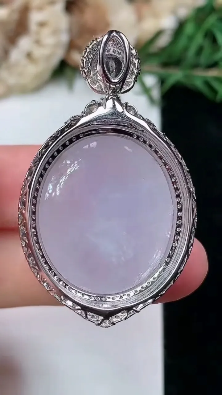 天然A货翡翠白冰蛋面吊坠，尺寸41-24.6-14.5，裸石23-19.9，重量:11.74g
2月5日