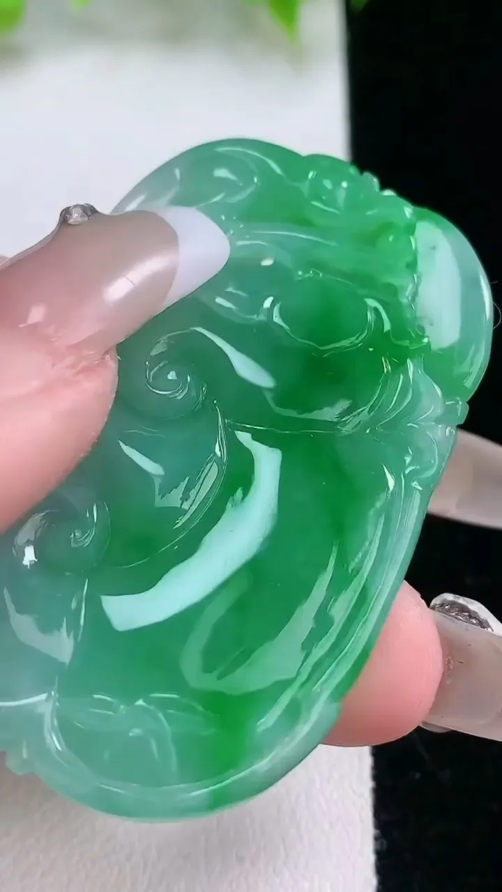 天然A货翡翠如意吊坠，尺寸52-33.3-7，重量:26.39g
2月5日