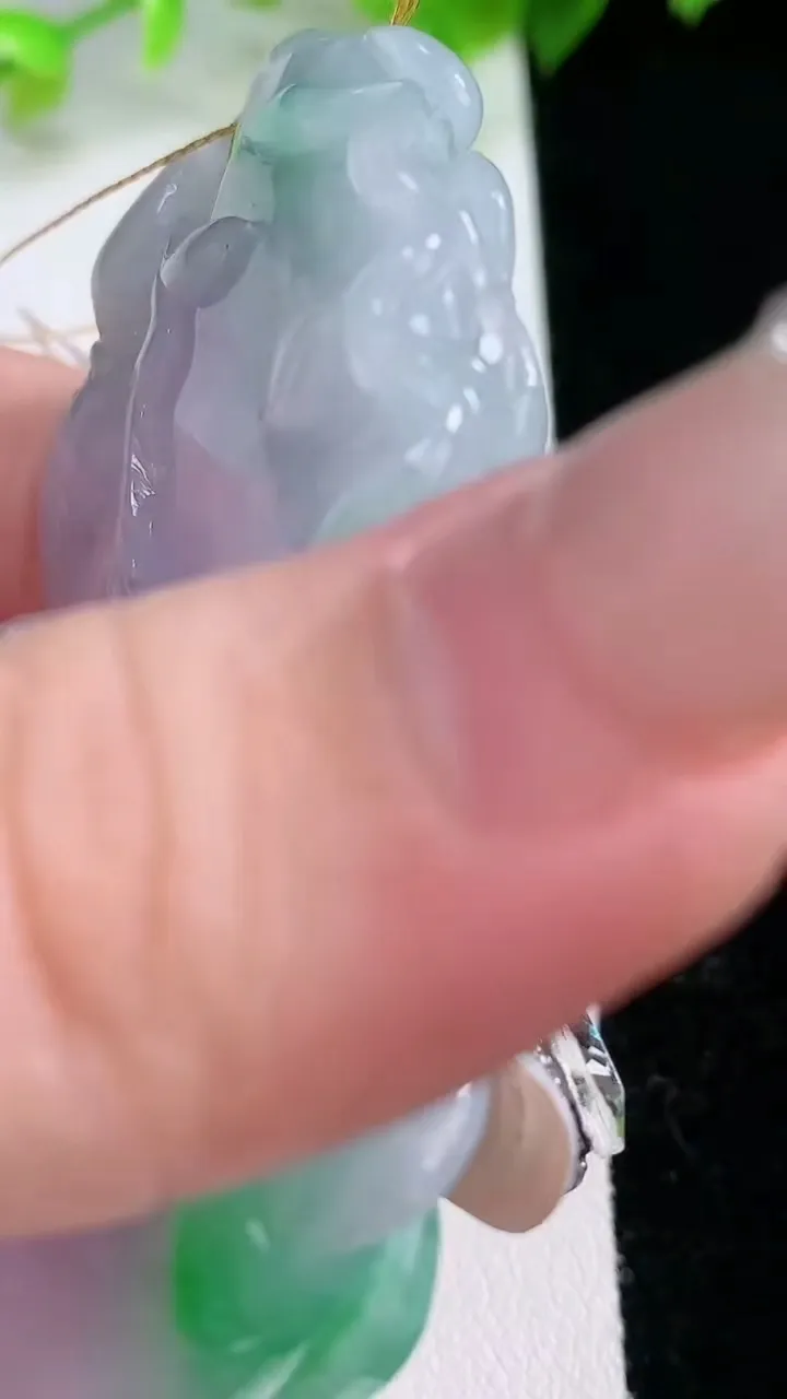 天然A货翡翠春带彩紫罗兰福瓜吊坠，尺寸72.2-42-8.7，重量:52.81g
2月5日