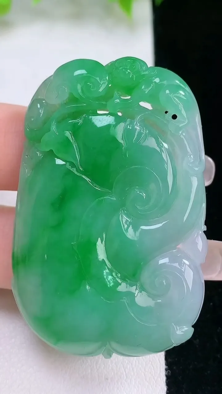 天然A货翡翠如意吊坠，尺寸52-33.3-7，重量:26.39g
2月5日