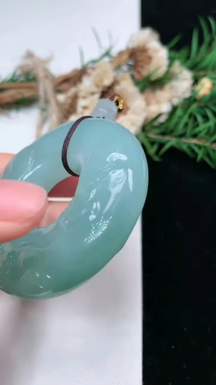 天然A货翡翠祥龙 平安环吊坠，尺寸52.3-12，重量:63.82g
2月5日