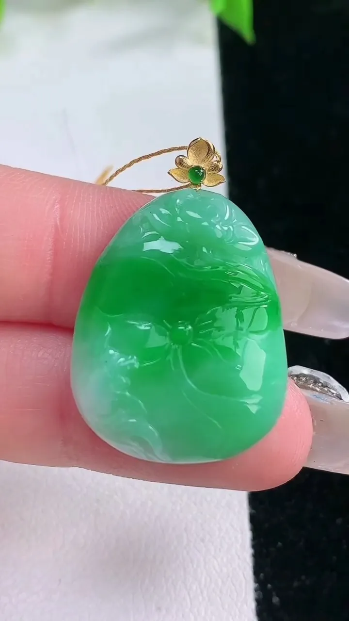 天然A货翡翠和和美美 荷叶鱼吊坠，尺寸25.6-20.4-6.2，重量:6.64g
2月5日