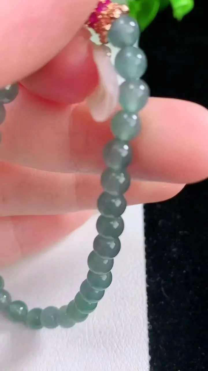 天然A货翡翠圆珠手串，尺寸4.8，重量:7.34g2月5日
工厂直销收藏佳品,种好水足，色泽均匀，有种有色，上手高大气！