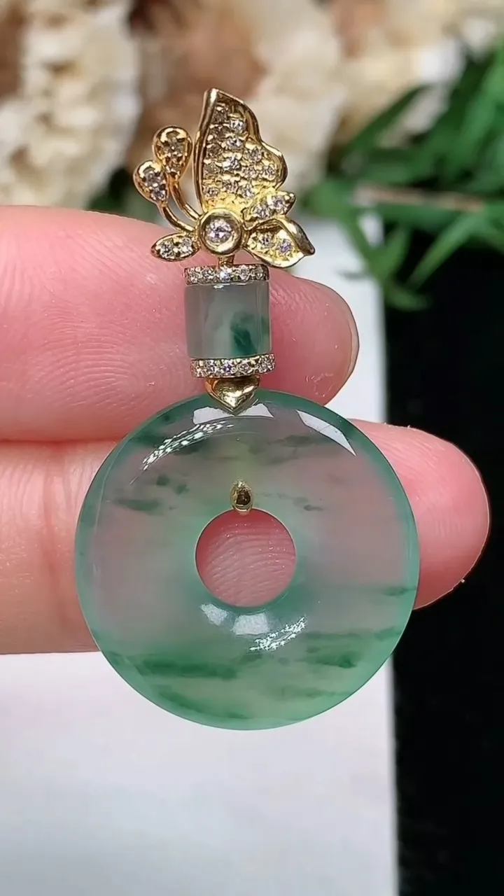 天然A货翡翠飘花平安环吊坠，尺寸19-3.6，重量:3.82g
2月5日
