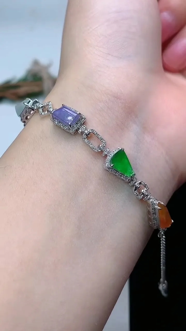 天然A货翡翠三彩随形手链，尺寸6.6-4.6，重量:5.44g
2月5日