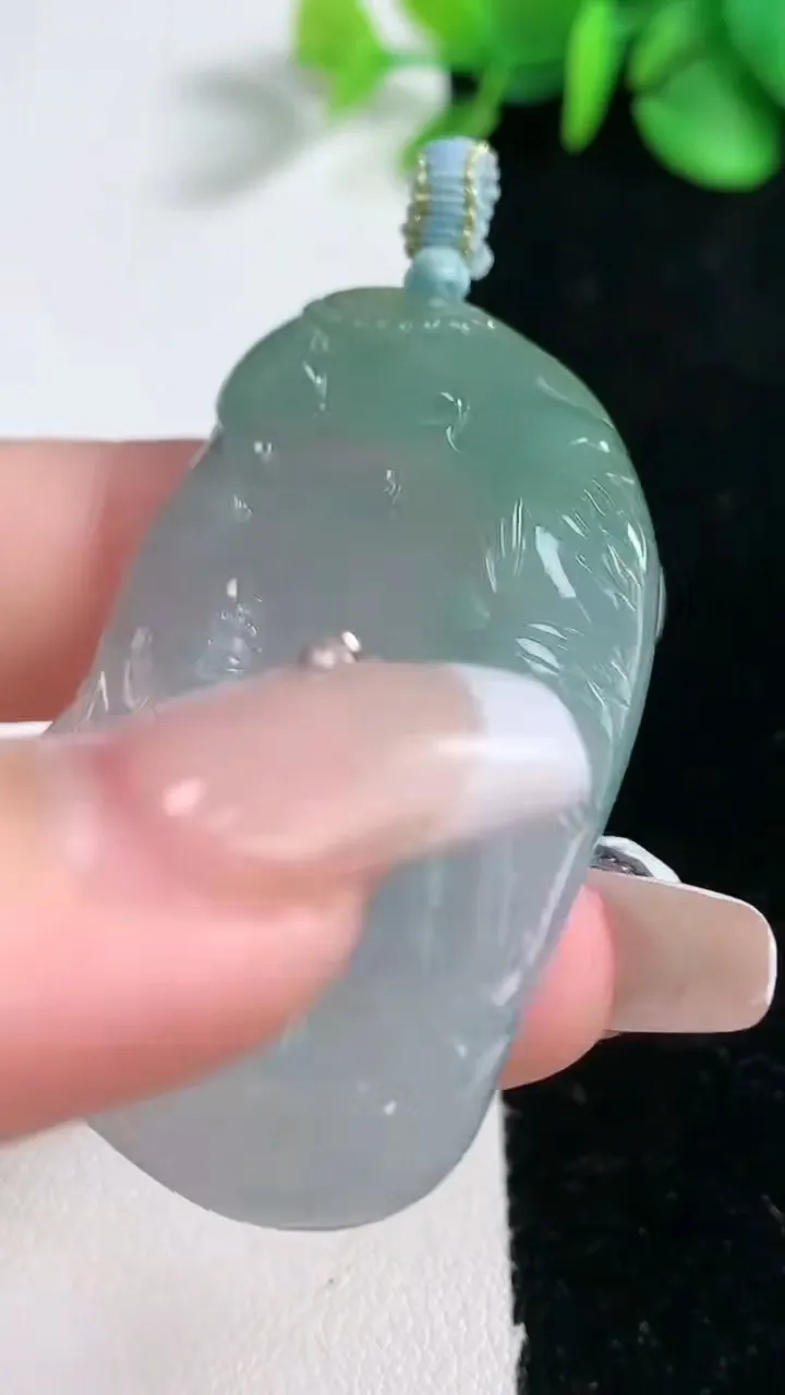 天然A货翡翠观音菩萨吊坠，尺寸46.7-31.3-5.7，重量:19.24g
2月5日