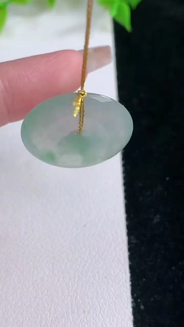 天然A货翡翠平安扣吊坠，尺寸21.8-4，重量:4.39g
2月5日