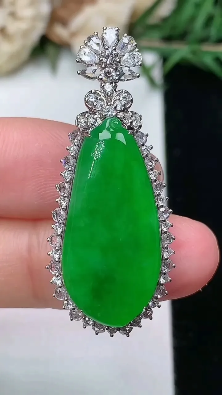 天然A货翡翠福瓜吊坠，尺寸38-16-9.8，裸石25-11.8，重量:7.28g
2月5日