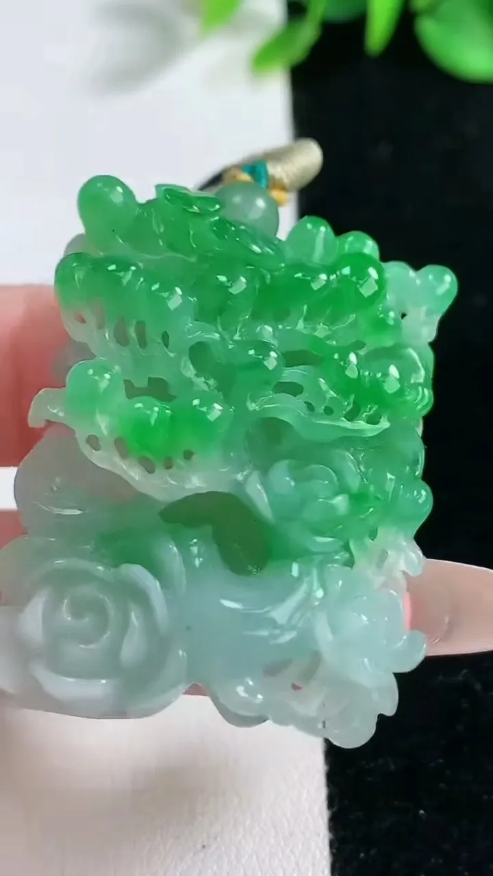天然A货翡翠花开富贵吊坠，尺寸38.5-29.3-17.3，重量:27.78g
2月5日