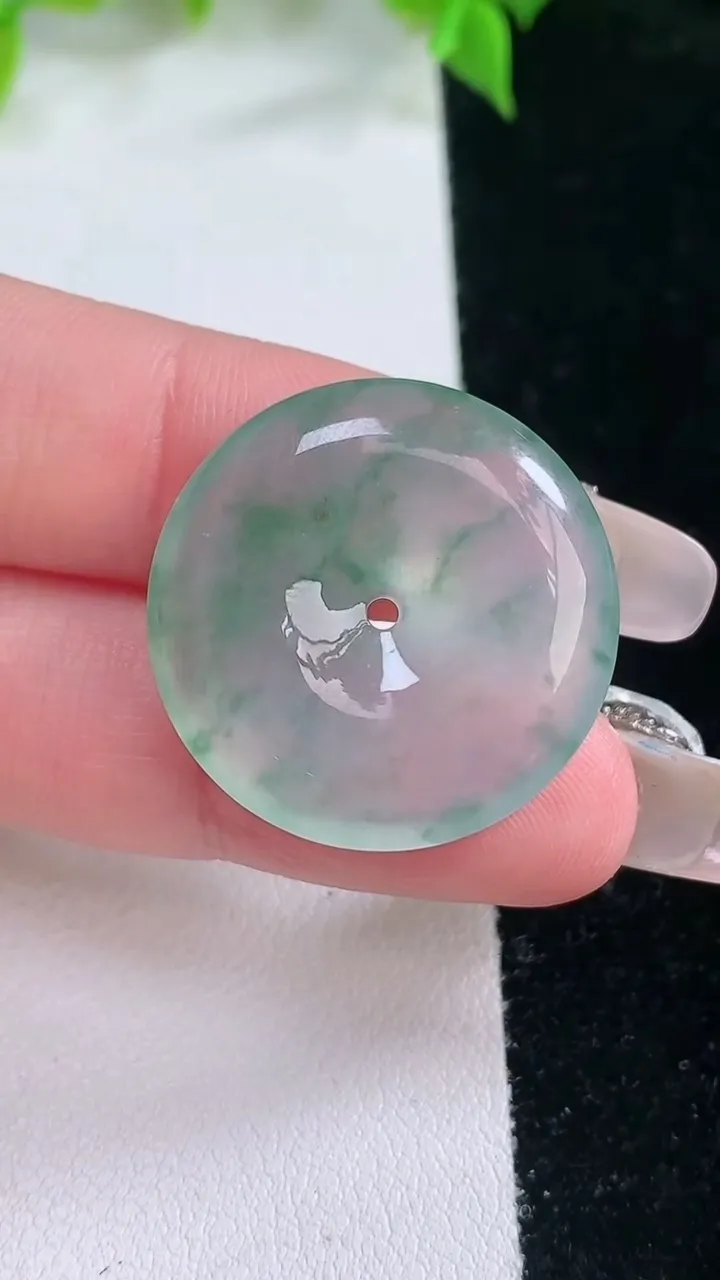 天然A货翡翠种飘花平安扣吊坠，尺寸25.6-5.2，重量:7.46g
2月5日