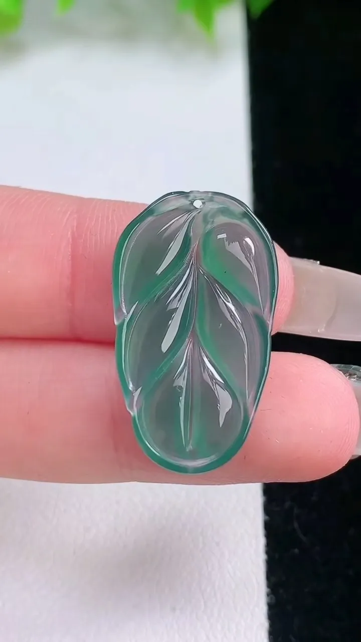 天然A货翡翠蓝水金枝玉叶 叶子吊坠，尺寸27-15.8-3.2，重量:2.74g
2月5日