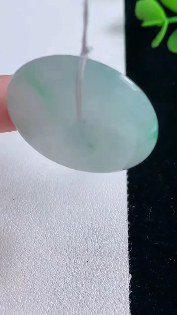 天然A货翡翠平安扣吊坠，尺寸33-5.9，重量:13.68g
2月5日