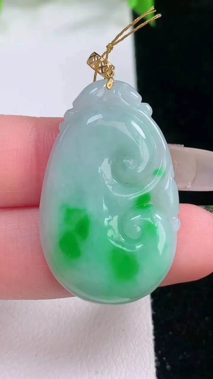 天然A货翡翠如意吊坠，尺寸33.7-21-4.8，重量:8.51g
2月5日