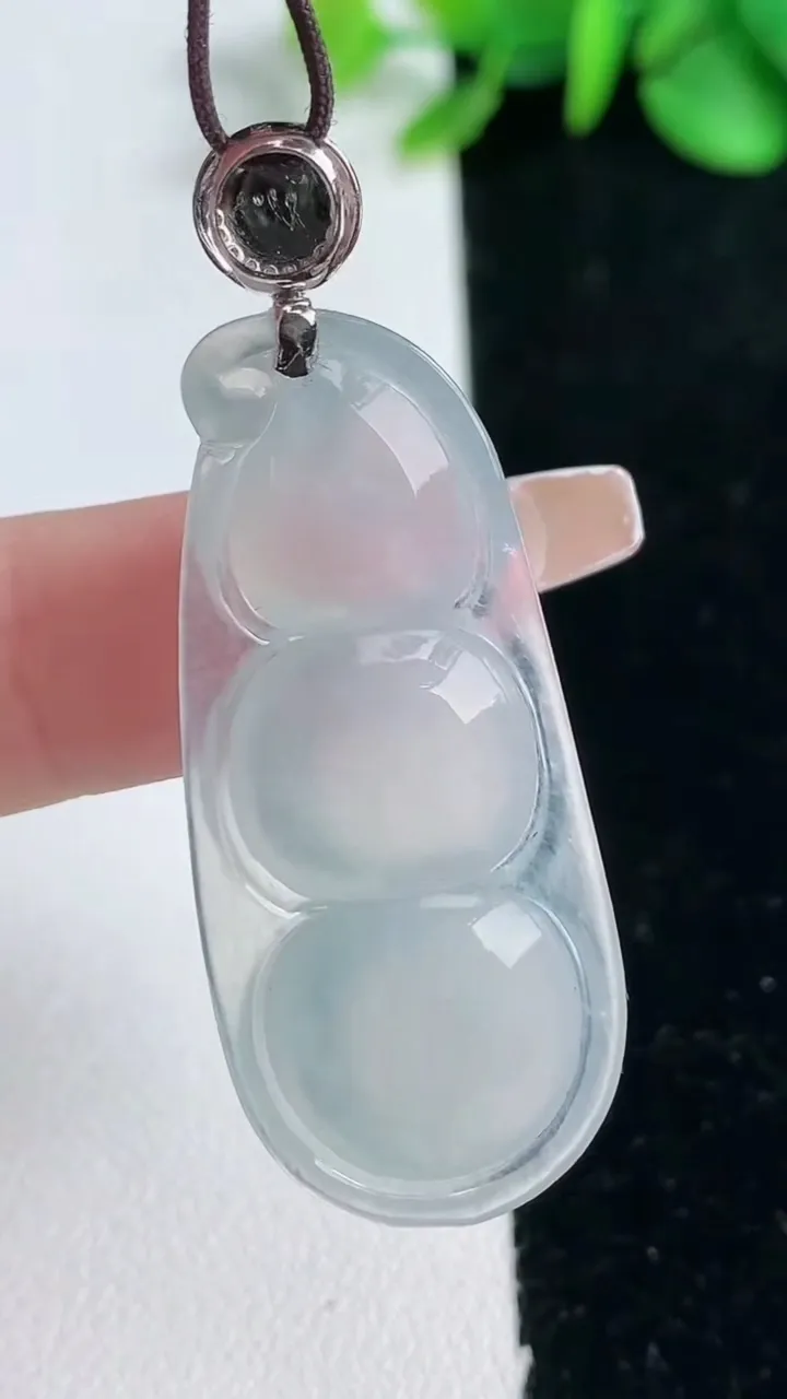 天然A货翡翠种白冰福豆吊坠，尺寸40.5-17.8-5.8，重量:7.74g
2月5日