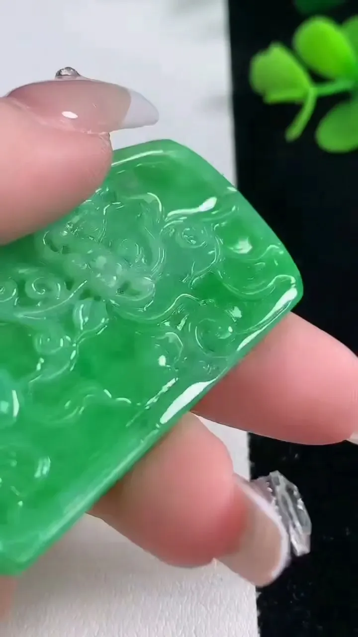 天然A货翡翠和和美美 荷花吊坠，尺寸53.8-35.6-4.2，重量:20.70g
2月5日