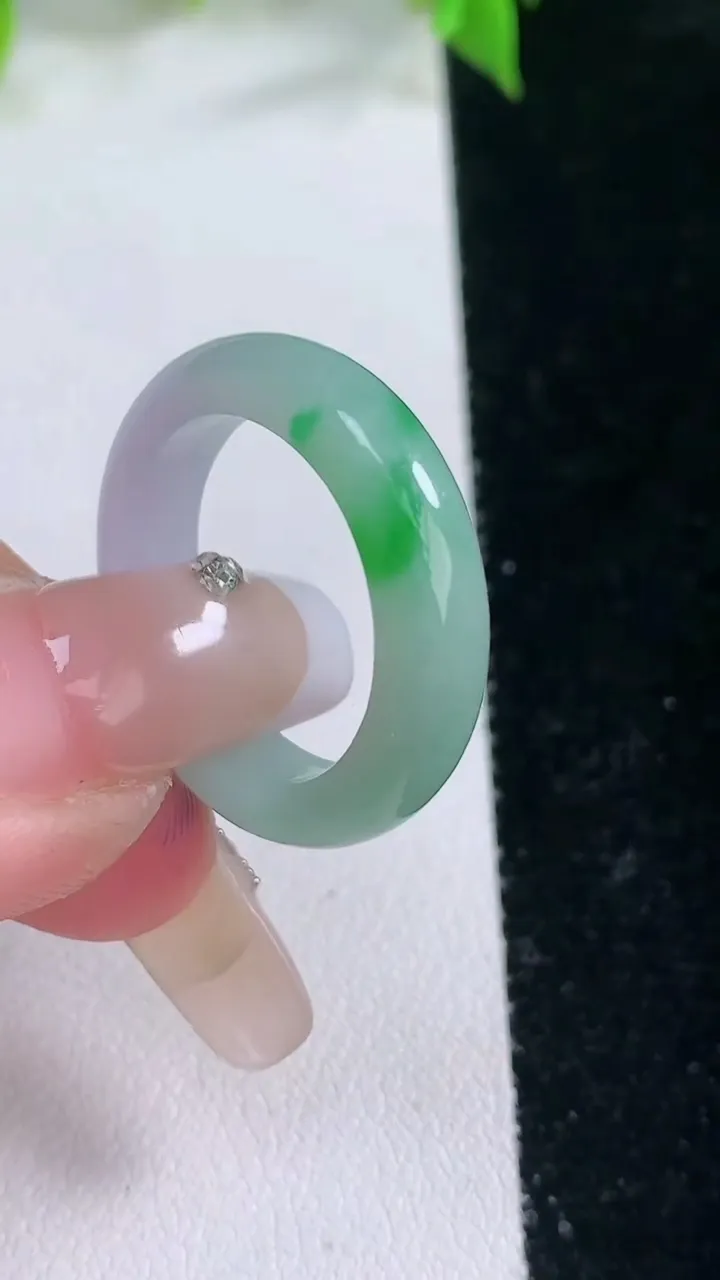 天然A货翡翠指环戒指，尺寸18.7-5.2-3.3，重量:4.42g2026年2月5日
工厂直销收藏