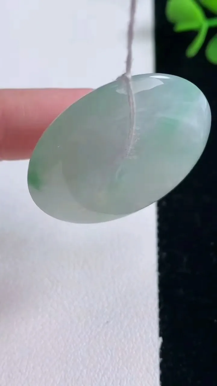 天然A货翡翠平安扣吊坠，尺寸33-5.9，重量:13.68g
2月5日