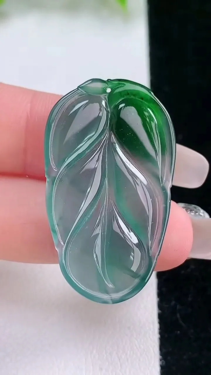 天然A货翡翠蓝水金枝玉叶 叶子吊坠，尺寸37-22-3.5，重量:5.92g
2月5日