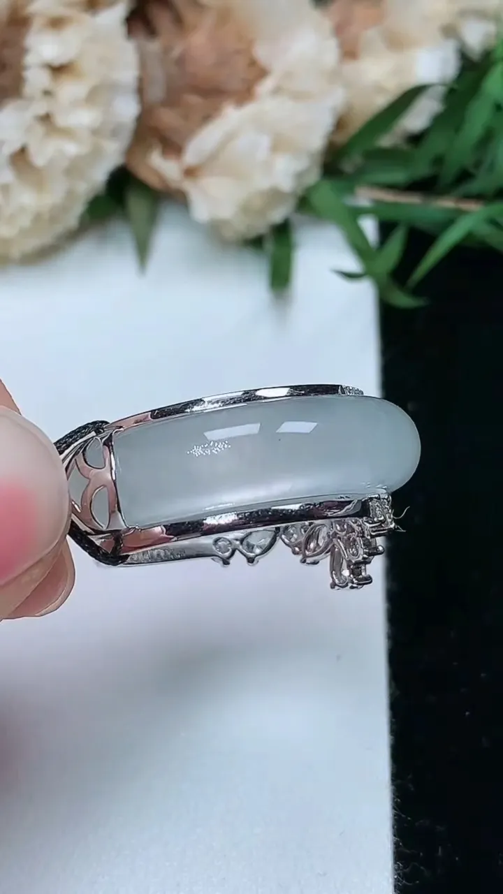 天然A货翡翠白冰指环戒指，尺寸17.7-6-3.8，重量:6.40g2026年2月5日
工厂直销收藏佳品,种好水足，色泽均匀，有种有色，上手高大气！