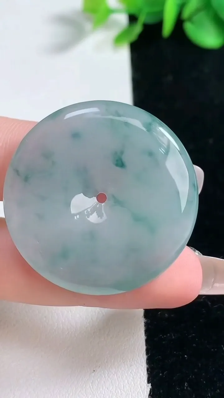 天然A货翡翠冰种飘花平安扣吊坠，尺寸35.7-5.6，重量:15.50g
2月5日