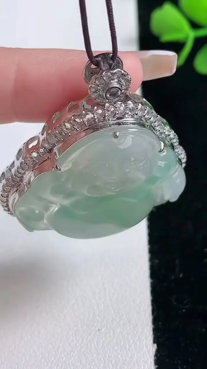 天然A货翡翠佛公吊坠，尺寸43-35.5-12.3，裸石29.7-32.2重量:14.96g
2月5日