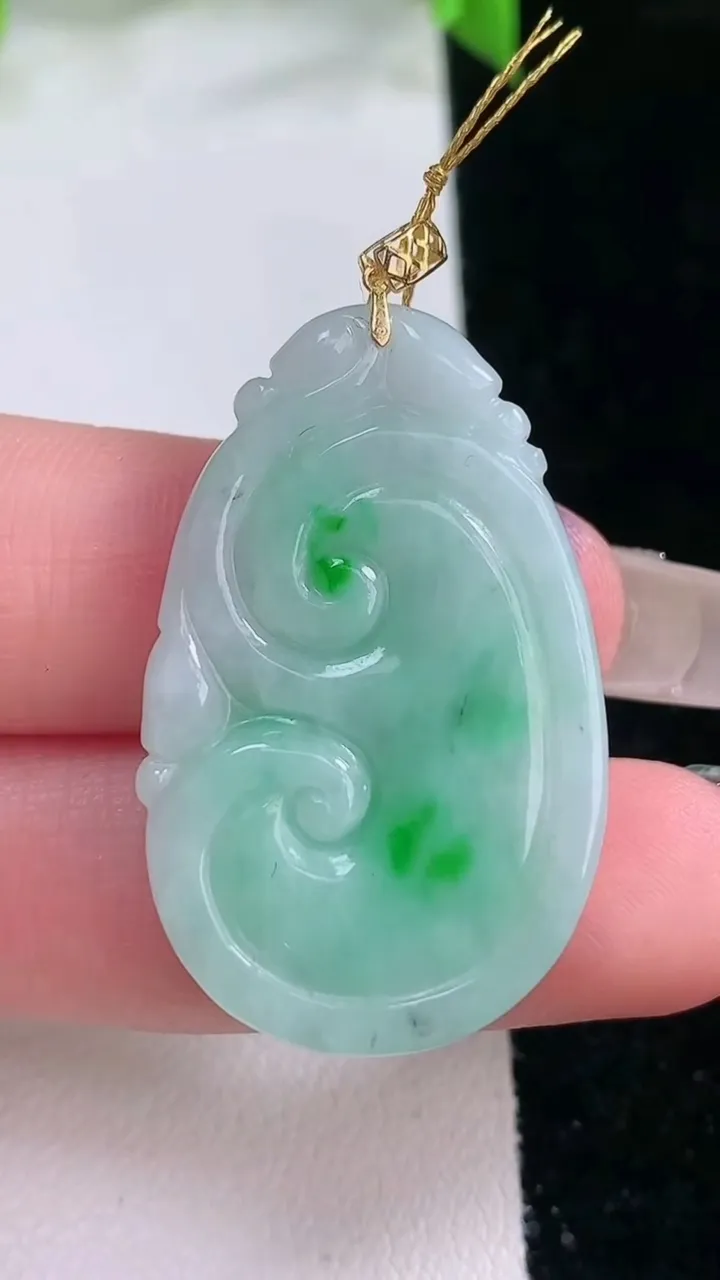 天然A货翡翠如意吊坠，尺寸33.7-21-4.8，重量:8.51g
2月5日