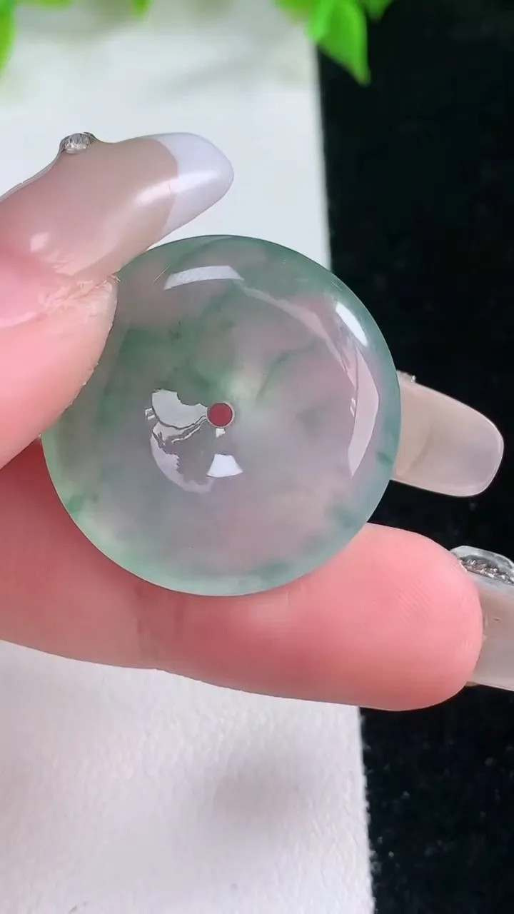 天然A货翡翠种飘花平安扣吊坠，尺寸25.6-5.2，重量:7.46g
2月5日