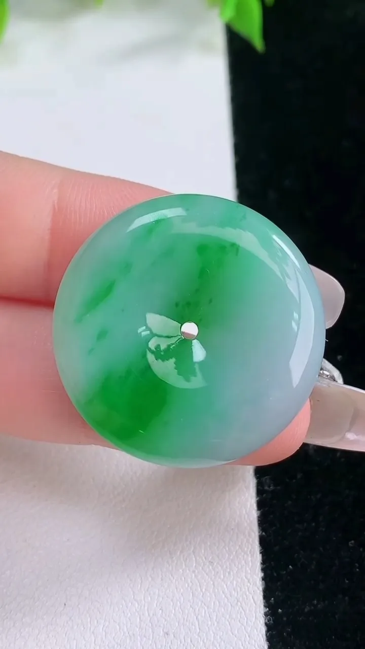 天然A货翡翠平安扣吊坠，尺寸28-5.5，重量:9.82g
2月5日