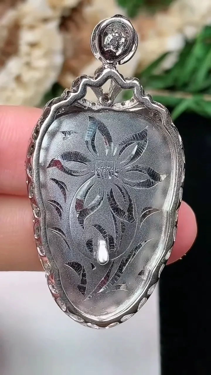 天然A货翡翠金枝玉叶 叶子吊坠，尺寸44.2-22.8-8.9，裸石29.7-19.8，重量:9.02g
2月5日